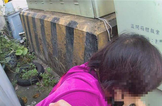 70岁的刘姓妇人因天热坐在路旁变电箱的水泥基柱休息，一个不小心竟跌坐在基柱与电线杆间的缝隙内受困近1小时。（民眾提供／冯惠宜台中传真）