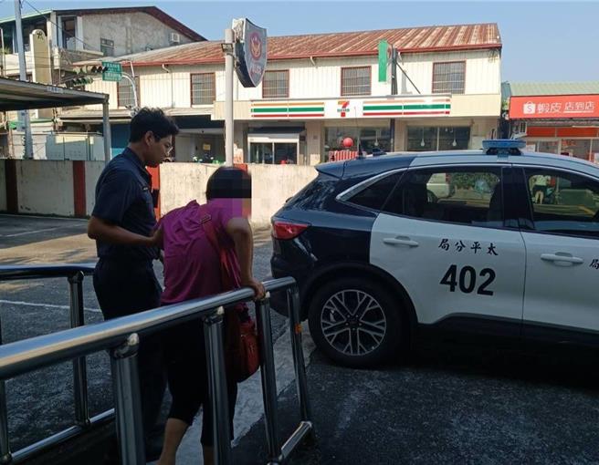 70岁的刘姓妇人不小心竟跌坐在基柱与电线杆间的缝隙内受困近1小时，员警将她救出后，贴心以巡逻车护送返家。（民眾提供／冯惠宜台中传真）