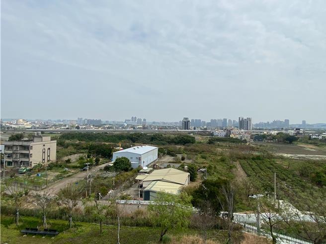 郑正钤表示，头前溪沿岸地区紧邻竹科X计画，但跨头前溪替代道路卡在都市计画迟迟未能通过内政部审议，期盼行政院核定。（陈育贤摄）