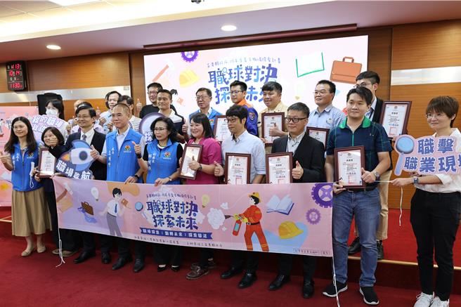 苗栗县政府劳青处14日推出「青年职场探索计画」，邀请县内京元电子等共15家企业代表，以及学校师长及学生共同参与。（谢明俊摄）