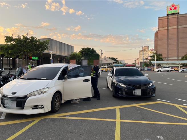 苗栗监理站日前会同苗栗县警交通队员警，在苗栗火车站查获1部非法营业的白牌计程车，监理人员当场制单告发依规定处罚违规驾驶人10万元罚锾。（读者提供／谢明俊苗栗传真）