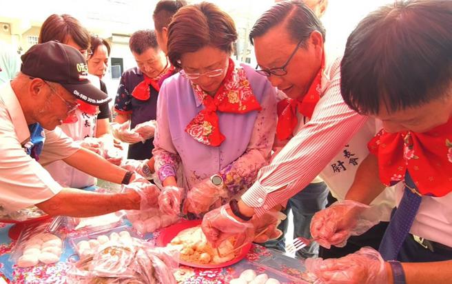 彰化縣長王惠美（右3）等人體驗製作客家傳統美食。（葉靜美攝）