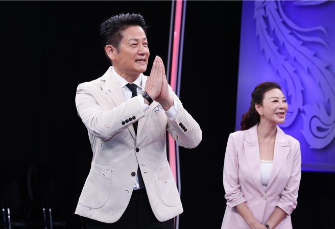 徐乃麟（左）14日解釋沒去汪建民靈堂的原因。（陳俊吉攝）