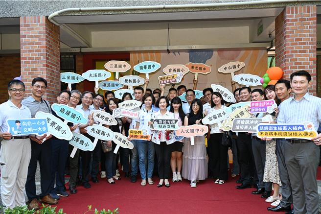 宜兰县政府向中央争取经费启动国民中小学老旧厕所改造计画，共耗资1亿3800万元改善27所学校，目前已18所改造完成并正式启用。（宜兰县政府提供／吴佩蓉宜兰传真）