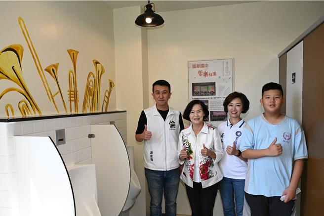 今为国华国中老旧厕所改造计画成果记者会，其新厕所融入学校特色的音乐性质，营造属于该校的文化氛围。（宜兰县政府提供／吴佩蓉宜兰传真）