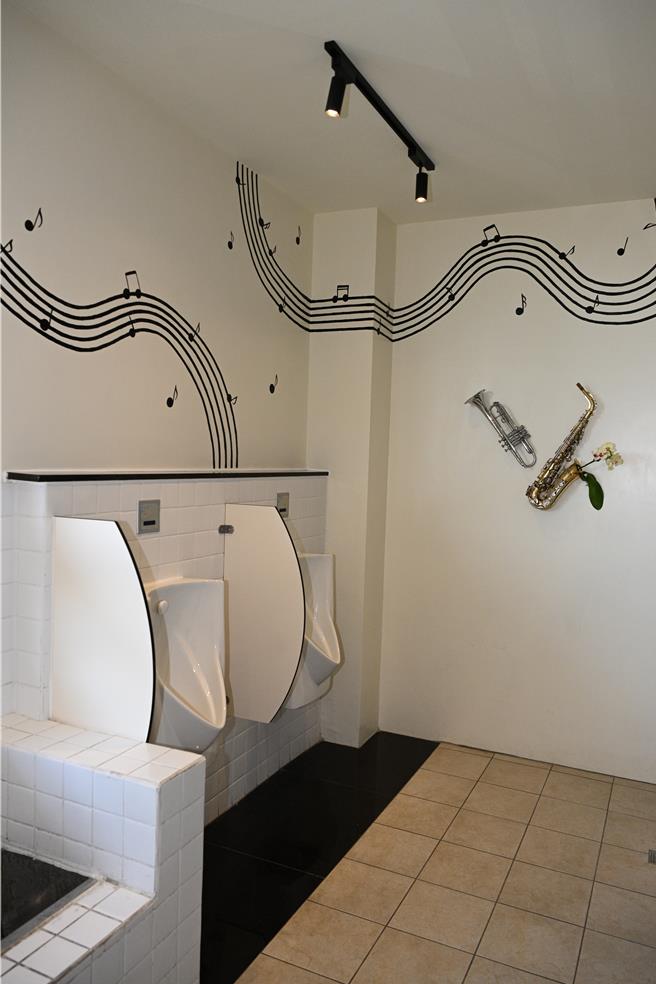 今为国华国中老旧厕所改造计画成果记者会，其新厕所融入学校特色的音乐性质，营造属于该校的文化氛围。（宜兰县政府提供／吴佩蓉宜兰传真）