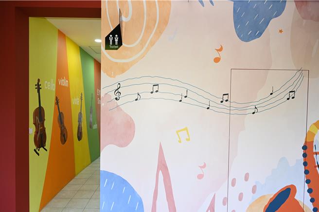 今为国华国中老旧厕所改造计画成果记者会，其新厕所融入学校特色的音乐性质，营造属于该校的文化氛围。（宜兰县政府提供／吴佩蓉宜兰传真）