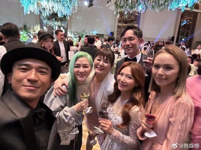 范晓萱当天与佩甄夫妻、Vicky等人合影。（图／翻摄自微博）