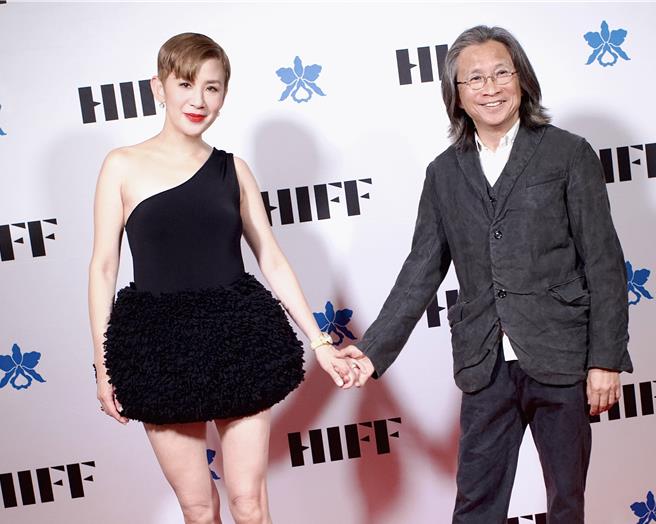 吴君如（左﹚跟陈可辛赴夏威夷国际电影节，接受「焦点香港影人」奖项殊荣。（滚动工作室提供）