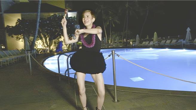 吴君如获奖后乐得在池畔大跳草裙舞。（滚动工作室提供）