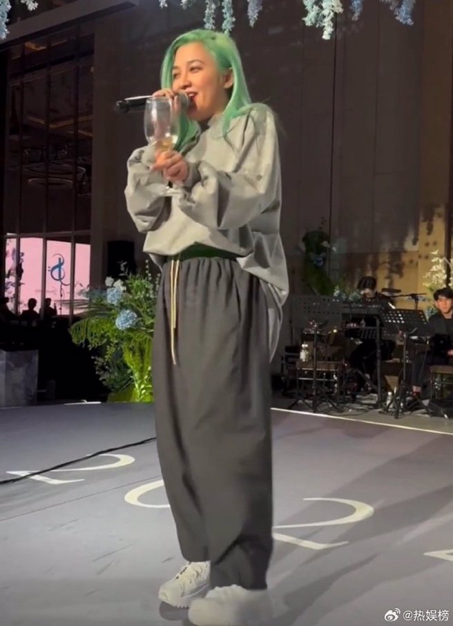 范晓萱在萧敬腾婚礼献唱。（图／翻摄自微博）