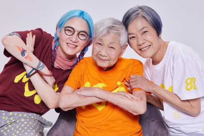 范晓萱今年5月曾在脸书晒出自己与妈妈、外婆三代同堂的合影。（图／翻摄自范晓萱脸书）