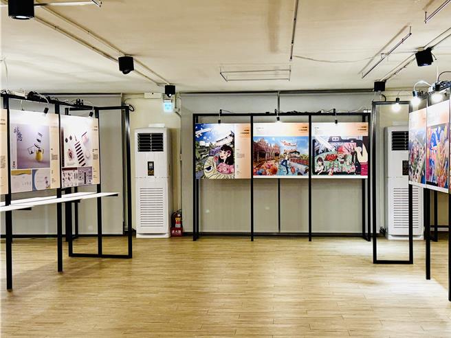 桃园市青年局举办「桃园设计奖」竞赛，共有157件作品入围决赛，即日起至11月10日在桃园设计库展出，欢迎民眾参观。（吕筱蝉摄）