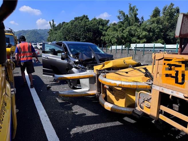 楊姓男所駕駛的休旅車行經國6東向國姓路段，疑未注意車前狀況衝撞緩撞車，致車頭嚴重毀損，3人受傷送醫。（國道警方提供／楊靜茹南投傳真）