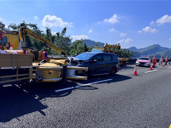 1輛緩撞車在國6東向國姓路段維護橋梁及路面檢測施工安全，14日突然遭休旅車衝撞。（國道警方提供／楊靜茹南投傳真）