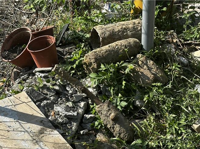 屏東縣崁頂鄉鄉南新巷一處工地，今天早上發現5顆未爆彈。（民眾提供／羅琦文屏東傳真）