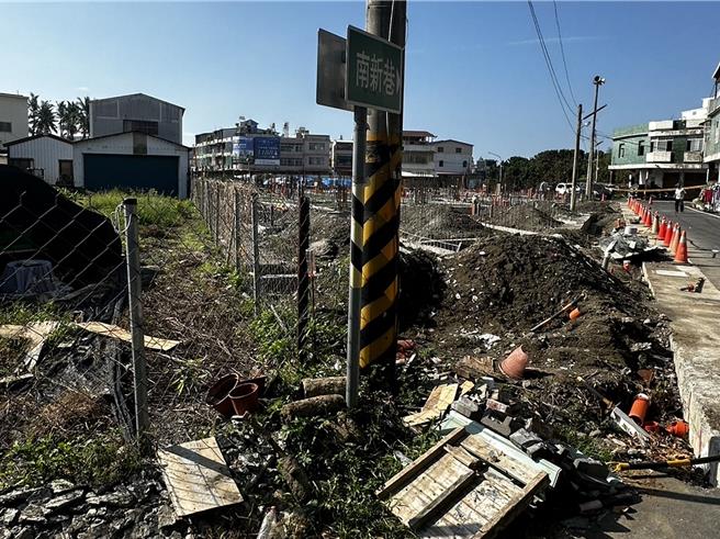 屏東縣崁頂鄉鄉南新巷一處工地，今天早上發現5顆未爆彈。（民眾提供／羅琦文屏東傳真）