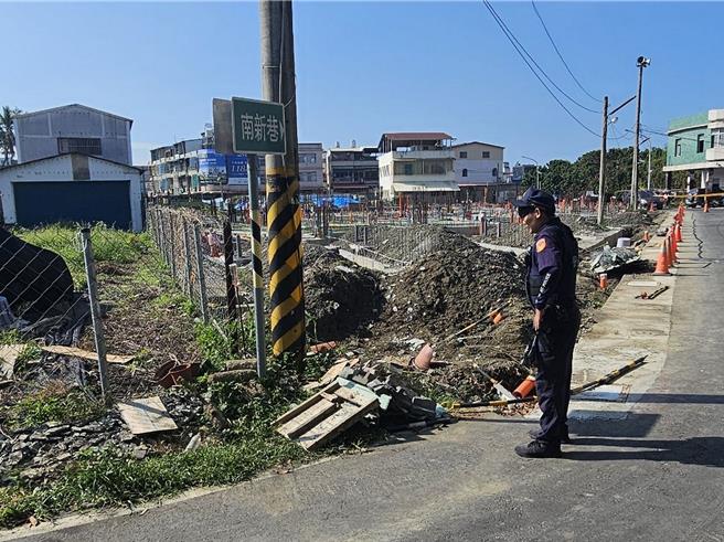 屏東縣崁頂鄉鄉南新巷一處工地發現5顆未爆彈，警方到場管制人車。（民眾提供／羅琦文屏東傳真）