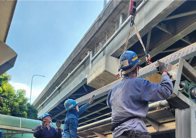 抽水站施工人员进行捞污机刮耙吊装作业。（水利局提供）
