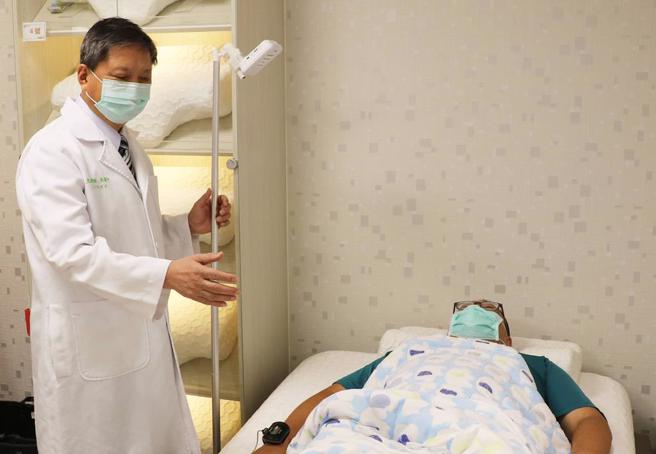 联新国际医院重度医疗联盟理院长、高端科技睡眠中心主任医师吴清平表示，呼吸中止症影响睡眠与健康，透过AI鼾声分析系统与睡眠暨慢病管理系统，让患者摆脱恼人的打鼾，轻松管理健康，找回充足睡眠。（联新国际医院提供／吕筱蝉桃园传真）