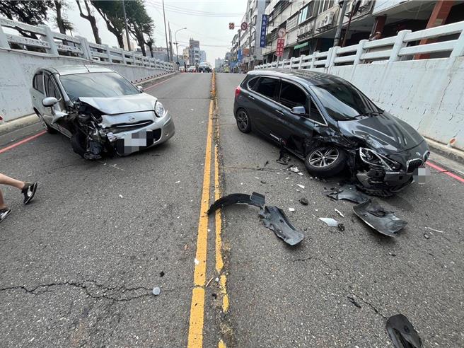 台中市烏日區10日中午12時多發生對撞車禍，謝姓女子駕駛銀色轎車沿光日路地下道往烏日方向行駛，途中疑似恍神突偏入對向車道，與吳男駕駛的灰色BMW正面撞上，造成謝女與吳男車上乘客2人擦挫傷，幸治療後無大礙。（民眾提供／潘虹恩台中傳真）