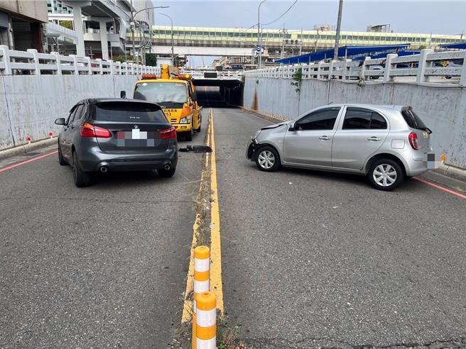 台中市烏日區10日中午12時多發生對撞車禍，謝姓女子駕駛銀色轎車沿光日路地下道往烏日方向行駛，途中疑似恍神突偏入對向車道，與吳男駕駛的灰色BMW正面撞上，造成謝女與吳男車上乘客2人擦挫傷，幸治療後無大礙。（民眾提供／潘虹恩台中傳真）