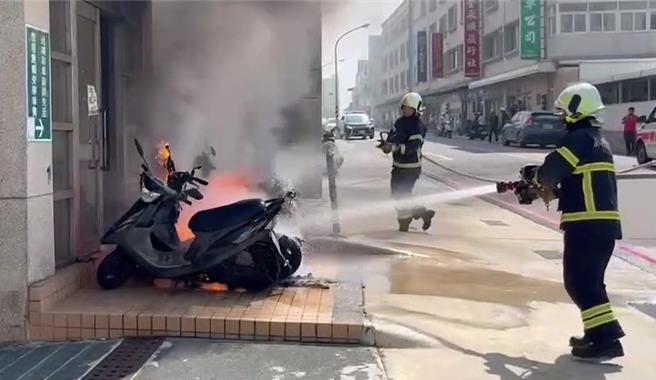 2024年10月14日澎湖縣／澎湖文光地下停車場出口14日機車冒火，警消部署2條水線搶救。（警消提供／許逸民澎湖傳真）