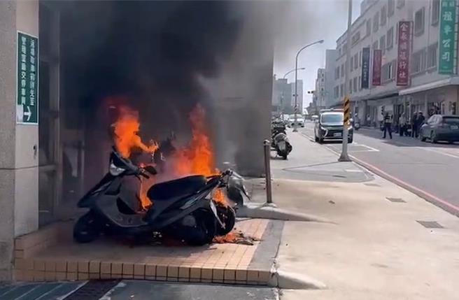 2024年10月14日澎湖縣／澎湖文光地下停車場出口14日機車冒火。（警消提供／許逸民澎湖傳真）