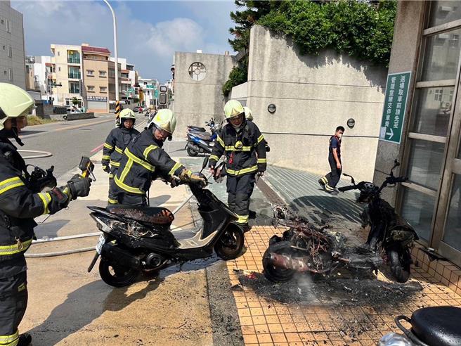 2024年10月14日澎湖縣／澎湖文光地下停車場出口14日機車冒火，起火的機車燒到只剩骨架。（警消提供／許逸民澎湖傳真）