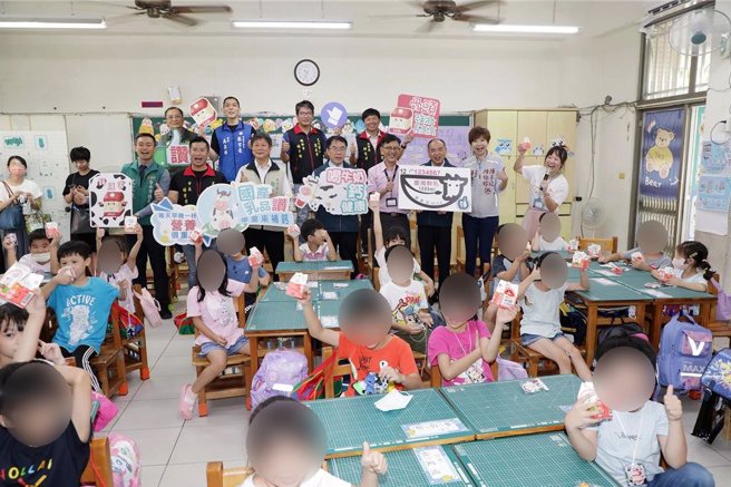 行政院今年9月推出「班班有鲜乳」政策，多位台南市议员14日在定期会教育局业务报告质询时，抨击此一政策上路至今，没有相关配套措施，成为校园行政大灾难。市府教育局回应说，校方会先统计学生意愿，再依照需求规画选购鲜乳或保久乳。（教育局提供／洪荣志台南传真）