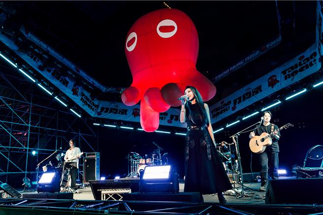 戴佩妮13日登上「2024 Takao Rock 打狗祭」海風舞台壓軸開唱。（妮樂佛提供）