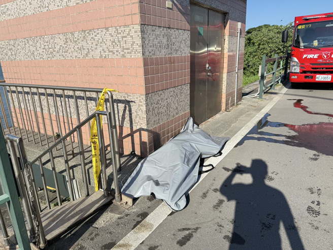 警消将男子打捞上岸后发现已经明显死亡，确切身份仍待进一步厘清。（图 / 刘咏韵翻摄）
