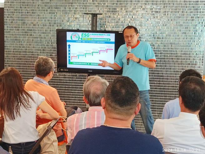 台湾最大有机高丽菜裁切厂「柿外桃园」农产生技公司14日成立「ESG台湾蔬果创价服务中心」，并发表多项首创的研发成果。（冯惠宜摄）