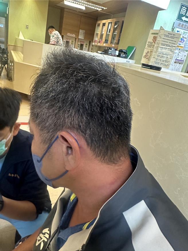 清洁队长事后验伤，脖子及手部有红肿情形，已向警方报案。(读者提供／吕妍庭嘉义传真)