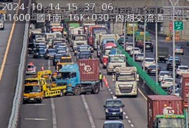 国道一号南下货柜车发生事故折甘蔗，导致车流回堵严重。（翻摄国道1968监视器）