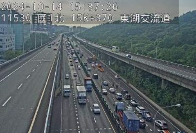 国道一号南下货柜车发生事故折甘蔗，导致车流回堵严重。（翻摄国道1968监视器）