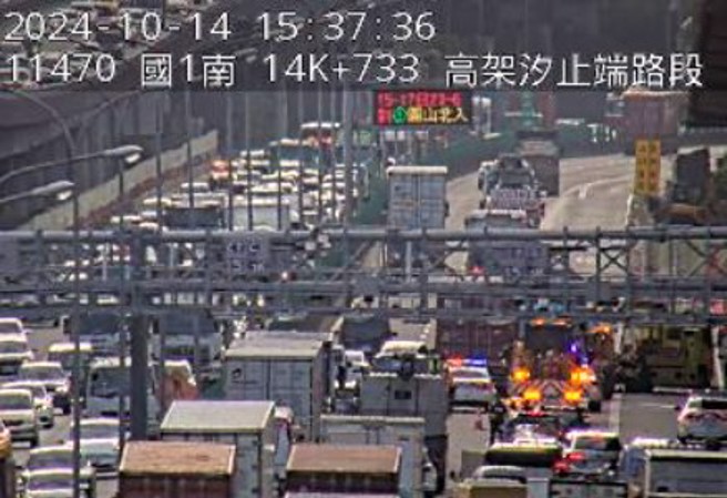 国道一号南下货柜车发生事故折甘蔗，导致车流回堵严重。（翻摄国道1968监视器）