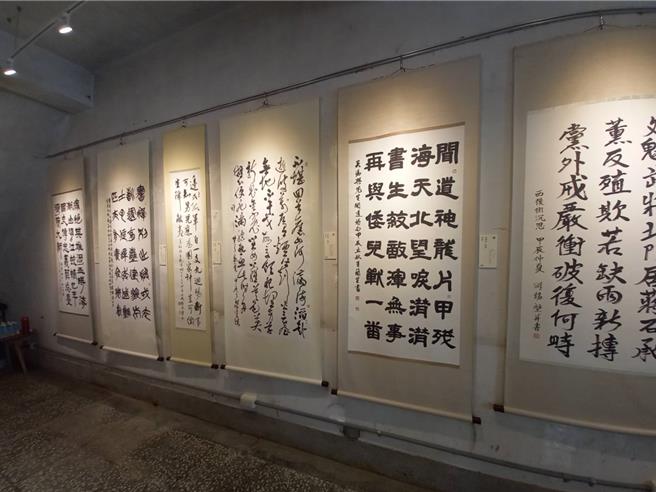 前立法院长、仰山文教基金会创办人游锡堃邀请38位书法名家挥毫，首度以台湾歷史为骨架、自由民主发展为血肉，汇整国内外诗词歌赋百首作为题材，17日在宜兰市郭雨新故居地「民主寻踪馆」举办「台湾民主寻踪书法展」。（吴佩蓉摄）