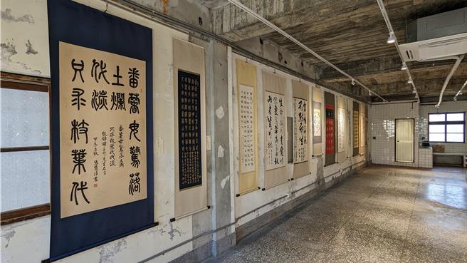 前立法院长、仰山文教基金会创办人游锡堃邀请38位书法名家挥毫，首度以台湾歷史为骨架、自由民主发展为血肉，汇整国内外诗词歌赋百首作为题材，17日在宜兰市郭雨新故居地「民主寻踪馆」举办「台湾民主寻踪书法展」。（吴佩蓉摄）