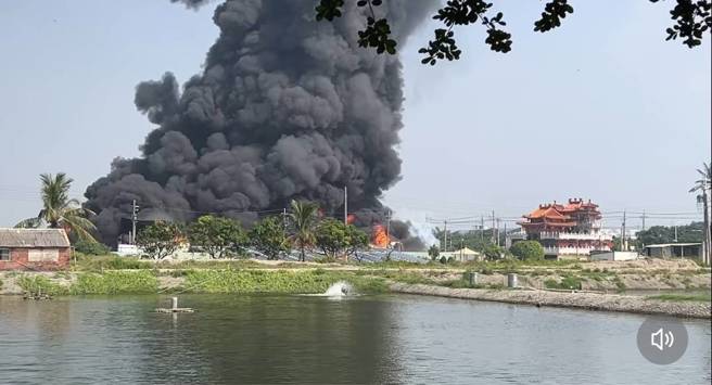 高雄永安工业区一间地下违法塑胶粒回收工厂，今天发生大火，浓烟窜天空污严重，环保局表示最重可罚800万元。（翻摄画面）