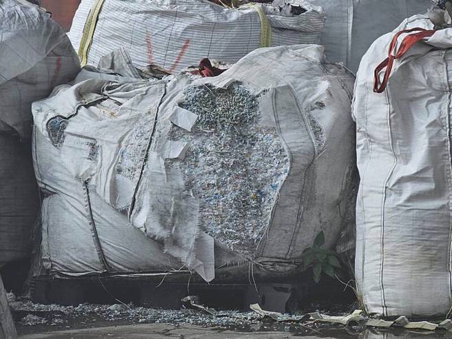 高雄永安工业区一间地下违法塑胶粒回收工厂，今天发生大火，浓烟窜天空污严重，环保局表示最重可罚800万元。（翻摄画面）