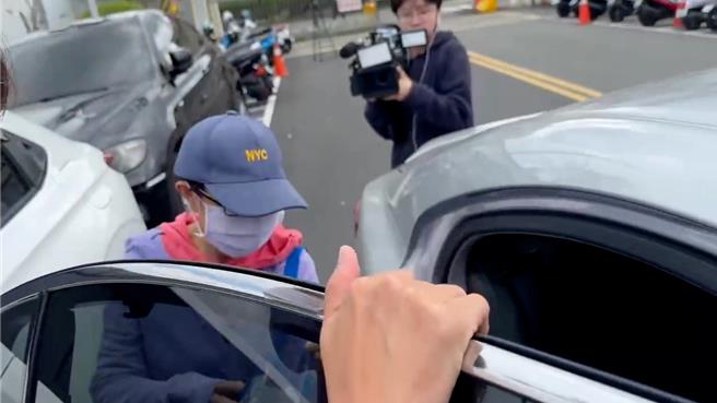 前台北市議員賴素如14日下午假釋出獄。（民眾提供）