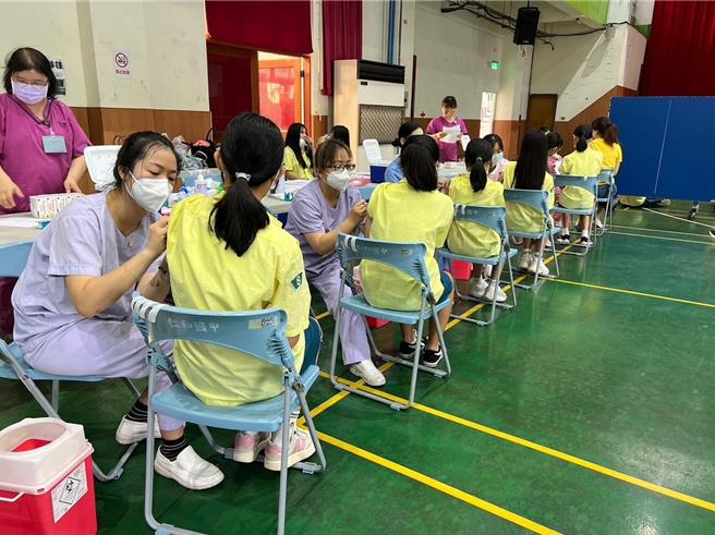 桃园市政府卫生局于12日晚间接获通知，立即全面清查并停止施打该批号疫苗。（桃园市卫生局提供）