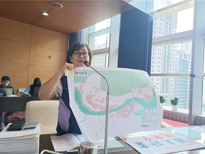 国民党市议员古秀英指出，和平区有9个里13个部落，农4画设部分竟画错，影响未来权益。（陈淑娥摄）