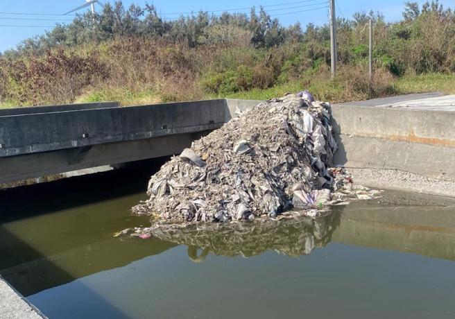 云林县四湖乡民近日发现三条崙排水沟出现数堆塑料废弃，担心农田、鱼塭水源被污染通报乡公所，14日公所表示已报警处理，这些废弃物约有数十公吨，希望尽速找到凶手并加以清除。（翻摄自脸书我是四湖人／张朝欣云林传真）