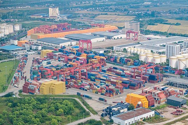 2024年10月12日，在江苏泰州港，货柜整齐排列，进出口货物正快速有序装卸。（央视新闻）