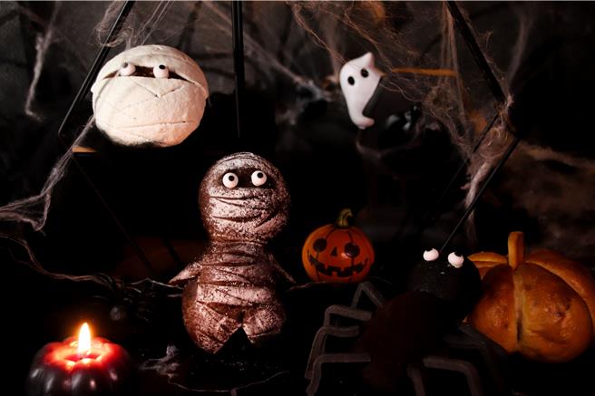 承襲法國傳統工法的麗緻坊節日限量商品，嚴選法國老麵、米歇爾頂級可可粉等原料，鹹甜口味兼具，以經典幽靈、木乃伊、魔法帽等萬聖元素打造。（麗緻餐旅集團提供／吳娮翎台北傳真）