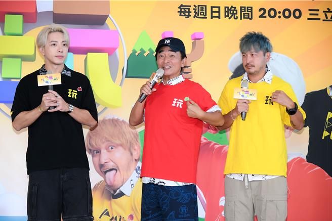 坤达（左起）、吴宗宪、KID一同出席《综艺玩很大》10周年记者会。（三立提供）
