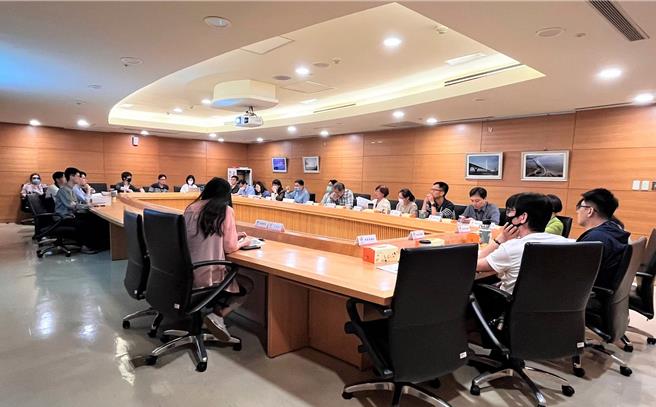 地政局需要针对山坡地土地变更编定申请案件进行专案小组会议审查。（新北市地政局提供）