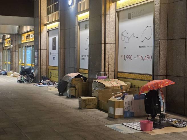 台北车站每晚聚集不少街友。（记者游定刚拍摄）